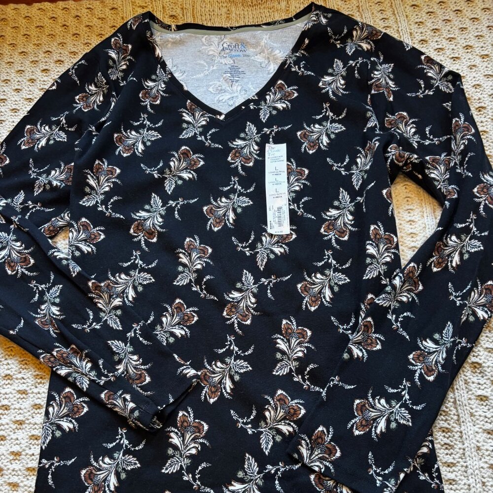 New  Croft & Barrow Classic long-sleeved v-neck tee. Black with leaf design